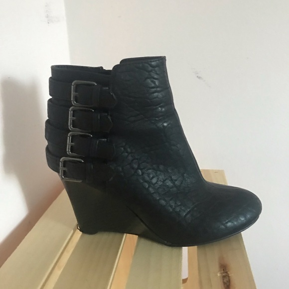 Shoes size 8.5 - Picture 1 of 4